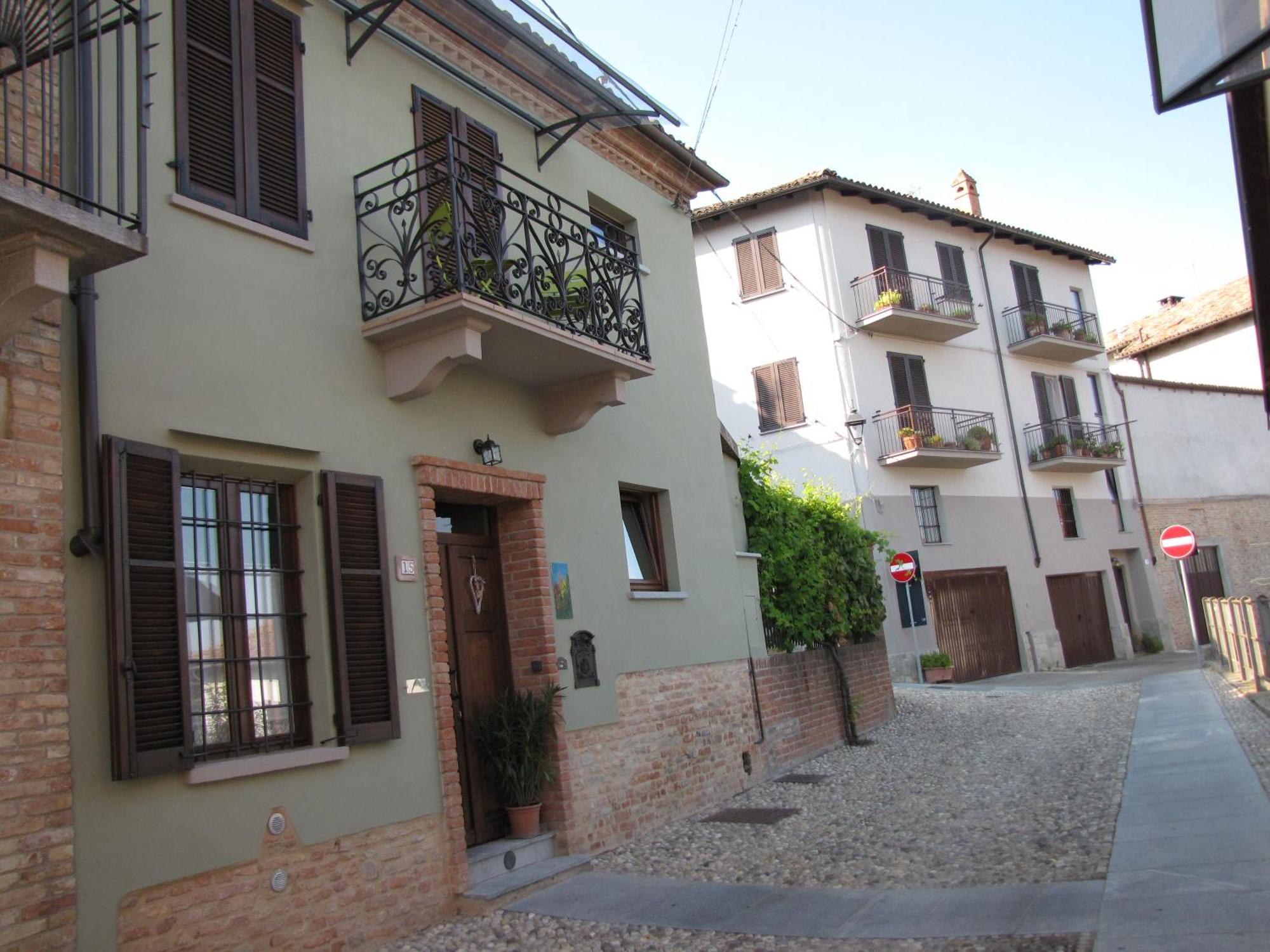 Alla Torre - Nel Cuore Del Borgo Storico Castagnole delle Lanze Exterior photo